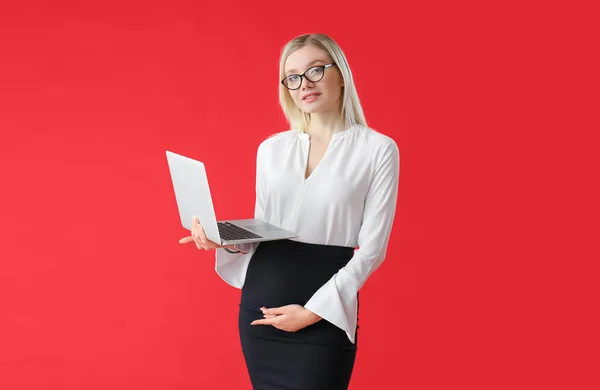 Pregnant Young Woman Laptop Color Background — ストック写真