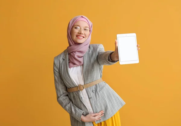 Schwangere Muslimin Mit Tablet Computer Auf Farbigem Hintergrund — Stockfoto