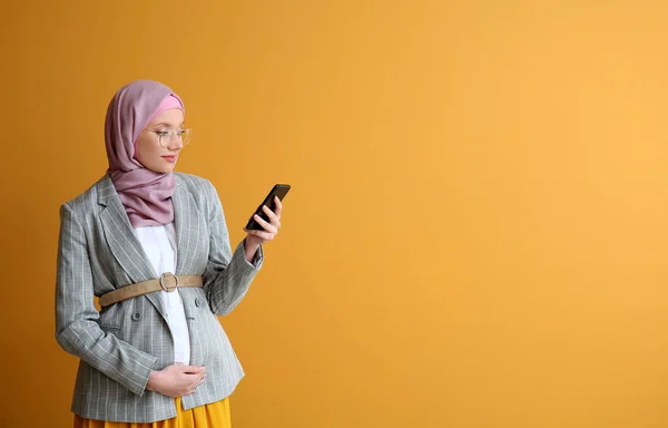 Pregnant Muslim Woman Using Mobile Phone Color Background — ストック写真