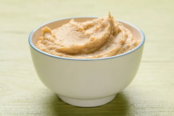 Bowl Med Smakfull Hummus Farget Trebakgrunn Tett Inntil – stockfoto