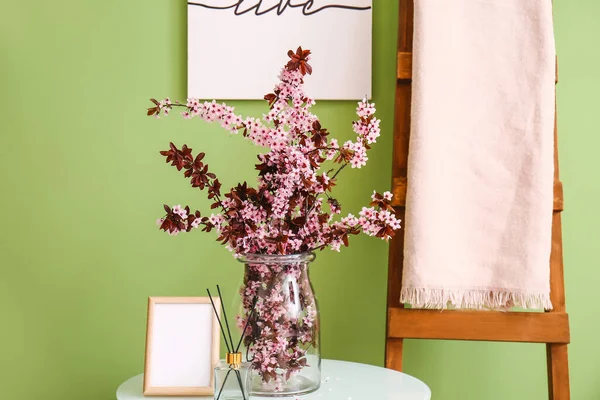 Vase Avec Branches Fleuries Sur Table Dans Chambre — Photo