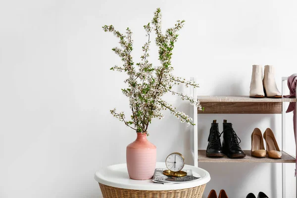 Vaso Com Belos Ramos Florescentes Mesa Quarto — Fotografia de Stock