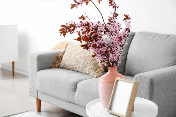 Vase Blossoming Branches Table Living Room — Stock Photo, Image