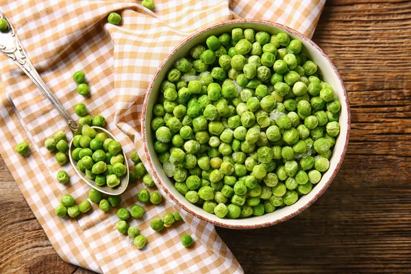 Cuenco Con Guisantes Verdes Congelados Sobre Fondo Madera — Foto de Stock