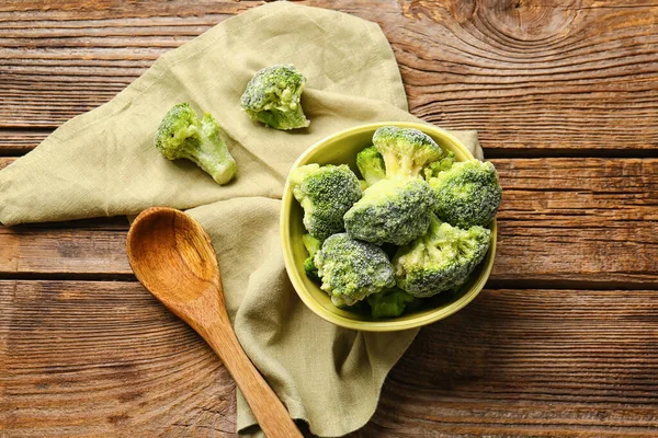 Bowl Dengan Brokoli Beku Latar Belakang Kayu — Stok Foto