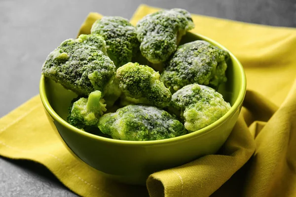 Bowl Dengan Brokoli Beku Latar Belakang Gelap — Stok Foto
