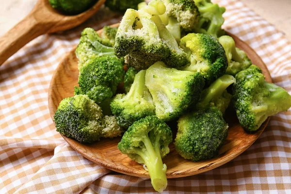 Piring Dengan Brokoli Beku Atas Meja — Stok Foto