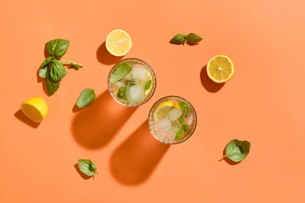 Glasögon Välsmakande Lemonad Med Basilika Färg Bakgrund — Stockfoto