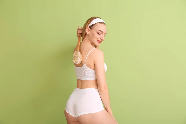 Vacker Ung Kvinna Med Massage Borste Färg Bakgrund — Stockfoto