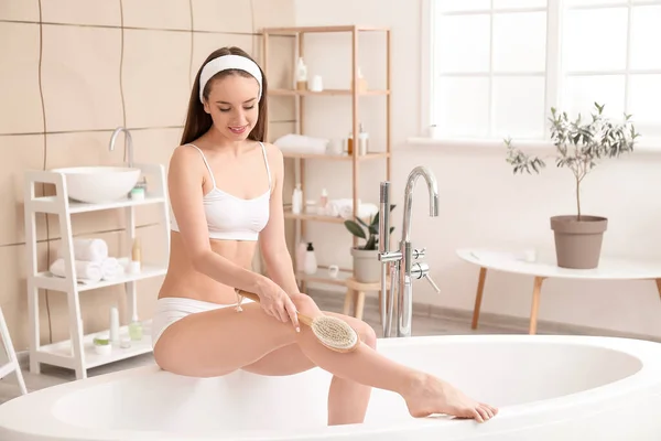 Mulher Bonita Com Escova Massagem Banheiro — Fotografia de Stock