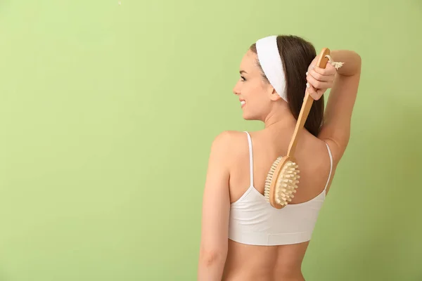 Hermosa Joven Con Cepillo Masaje Sobre Fondo Color — Foto de Stock