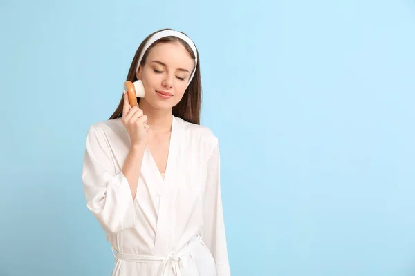 Hermosa Joven Con Cepillo Masaje Sobre Fondo Color — Foto de Stock