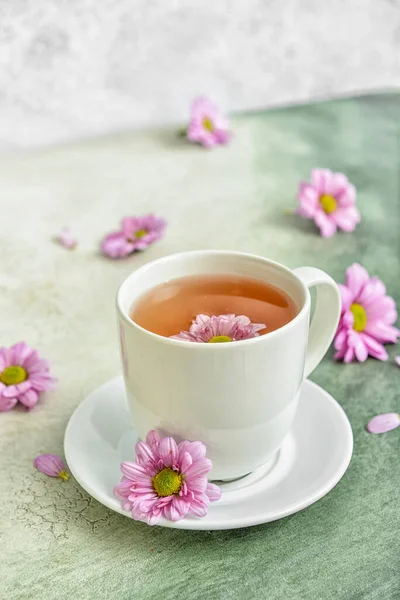 Tasse Floraler Tee Mit Blumen Auf Farbigem Hintergrund — Stockfoto