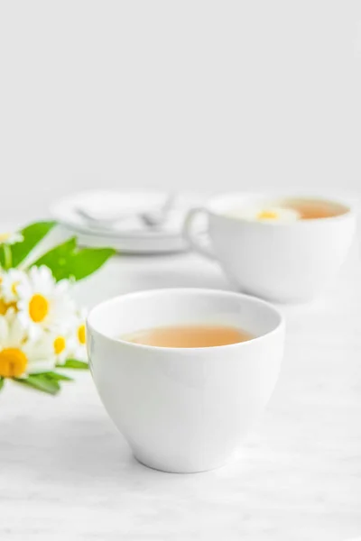 テーブルの上の花のお茶と花のカップ — ストック写真
