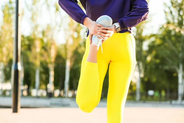 Sportieve Jonge Vrouw Training Buiten — Stockfoto