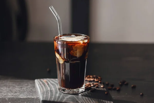 Glas Välsmakande Iskaffe Mörkt Träbord — Stockfoto