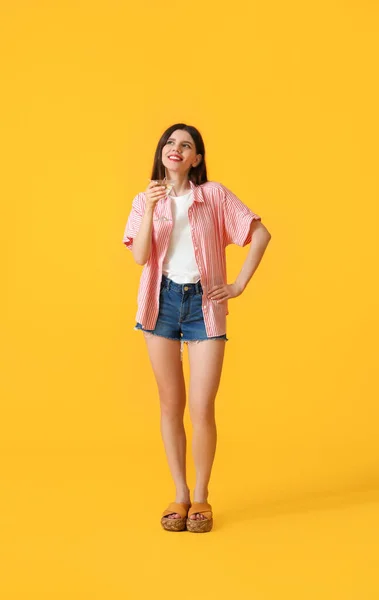Mooie Jonge Vrouw Met Cocktail Kleur Achtergrond — Stockfoto