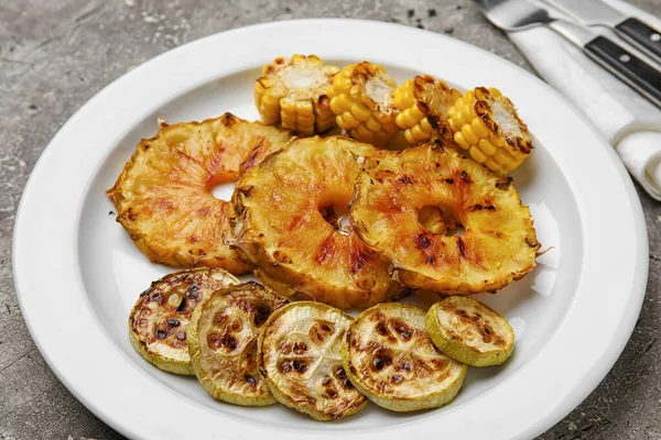 Plate Grilled Pineapple Slices Vegetables Grunge Background Closeup — Stock Photo, Image