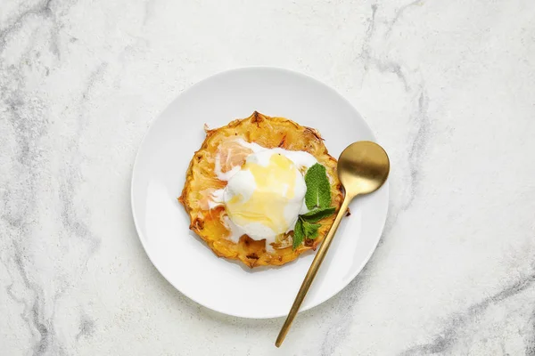 Tallrik Med Grillad Ananas Skiva Och Glass Lätt Bakgrund — Stockfoto