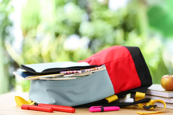 Mochila Escolar Con Papelería Mesa Aire Libre —  Fotos de Stock