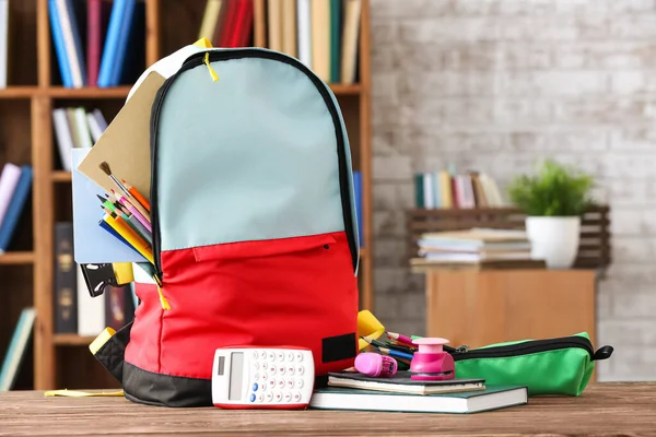 Schulrucksack Mit Schreibwaren Auf Tisch Klassenzimmer — Stockfoto