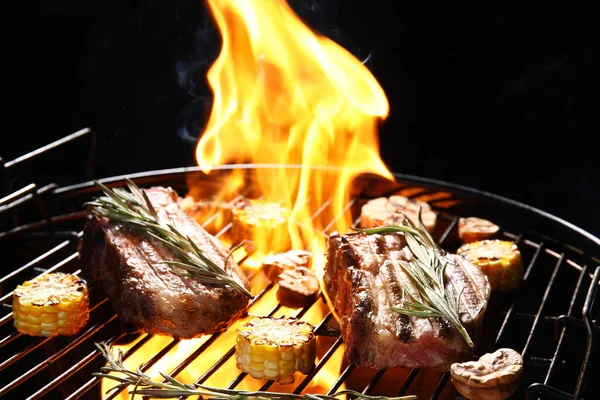 Barbecue Grill Met Lekkere Steaks Groenten Donkere Achtergrond — Stockfoto