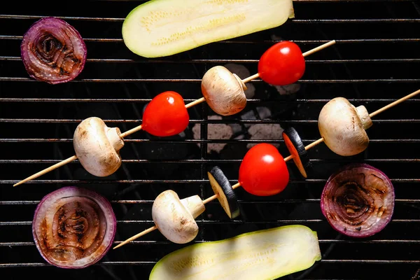 バーベキューグリルで野菜と串焼き — ストック写真