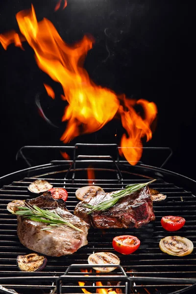 Barbecue Grill Tasty Steaks Vegetables Dark Background — Φωτογραφία Αρχείου
