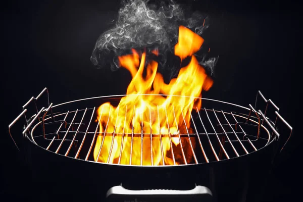 黑暗背景下带火焰烧烤烤架 — 图库照片