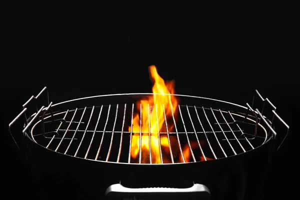 Barbacoa Parrilla Con Llama Sobre Fondo Oscuro —  Fotos de Stock