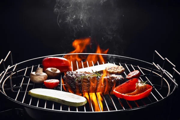 Churrasqueira Com Bife Legumes Fundo Escuro — Fotografia de Stock