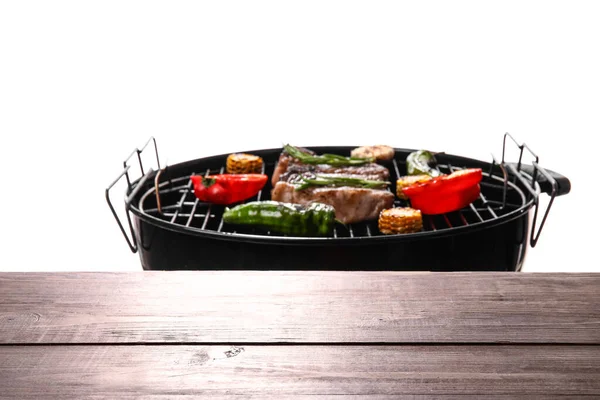 Grill Mit Steak Und Gemüse Auf Weißem Hintergrund — Stockfoto