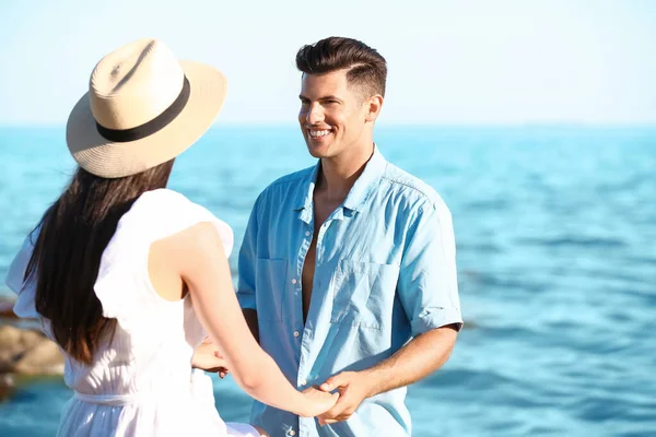 海のビーチで幸せな若いカップル — ストック写真
