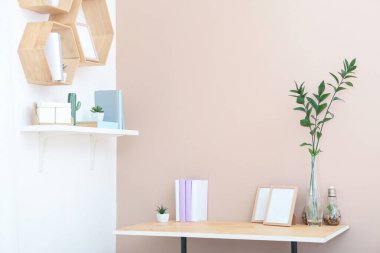 Kitap rafları olan modern bir oda.