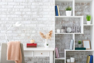 Kitaplığı ve masası olan modern bir oda.