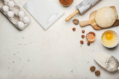 Hafif arkaplanda fırın ve çatal bıçak hazırlamak için gerekli malzemeler