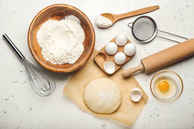 Hafif arka planda fırın ve kap kacak hazırlamak için malzemeli taze hamur.