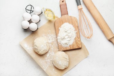 Hafif arka planda fırın ve kap kacak hazırlamak için malzemeli taze hamur.