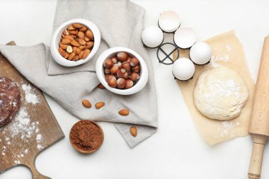 Hafif arka planda fırın ve kap kacak hazırlamak için malzemeli taze hamur.