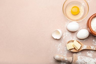 Fırın ve çatal bıçakları renk arkaplanı üzerine hazırlamak için gerekenler