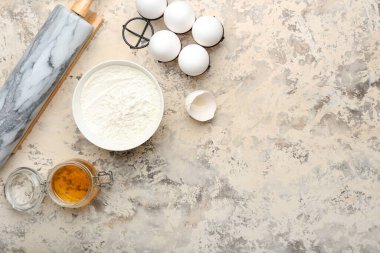 Grunge arkaplanındaki fırın ve çatal bıçakları hazırlamak için gerekli malzemeler