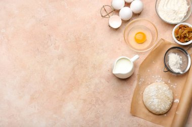 Renkli arka planda fırın ve kap kacak hazırlamak için malzemeli taze hamur.