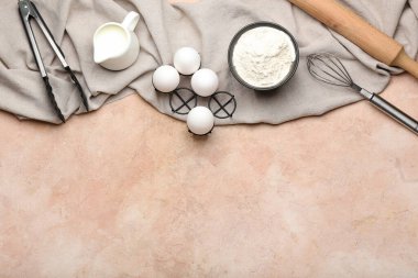 Fırın ve çatal bıçakları renk arkaplanı üzerine hazırlamak için gerekenler