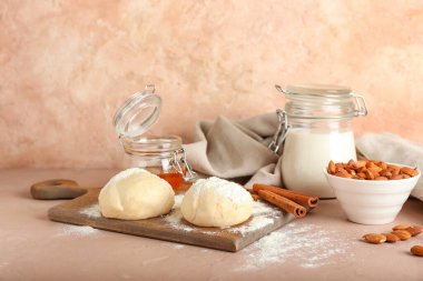 Fırın ve çatal bıçakları renk arkaplanı üzerine hazırlamak için gerekenler