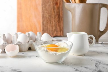 Hafif arkaplanda fırın ve çatal bıçak hazırlamak için gerekli malzemeler