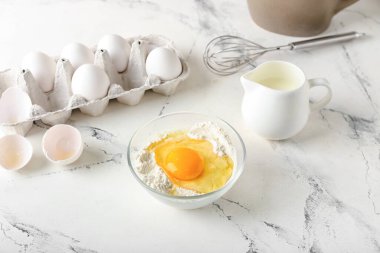 Hafif arkaplanda fırın ve çatal bıçak hazırlamak için gerekli malzemeler