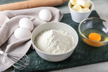 Hafif arkaplanda fırın ve çatal bıçak hazırlamak için gerekli malzemeler