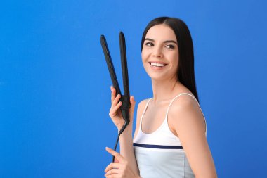 Renkli ütüsü olan güzel bir genç kadın.