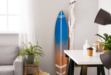 Sörf tahtası olan modern bir odanın içinde.