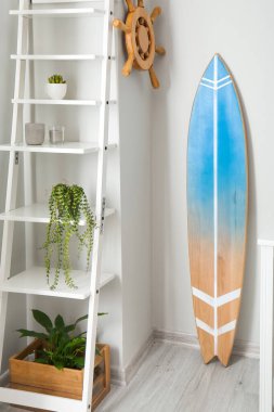 Rafları ve sörf tahtaları olan modern şık bir oda.
